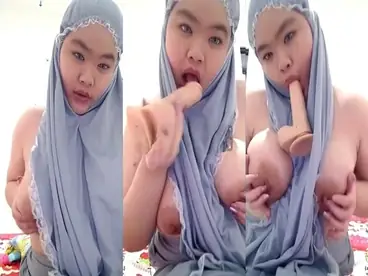 Bokep Indo ABG Montok Mukena Sepong Dildo Omek
