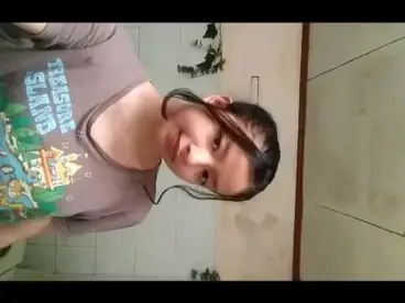Cewek Sange Mau Mandi Malah Colmek Basah Kuyup